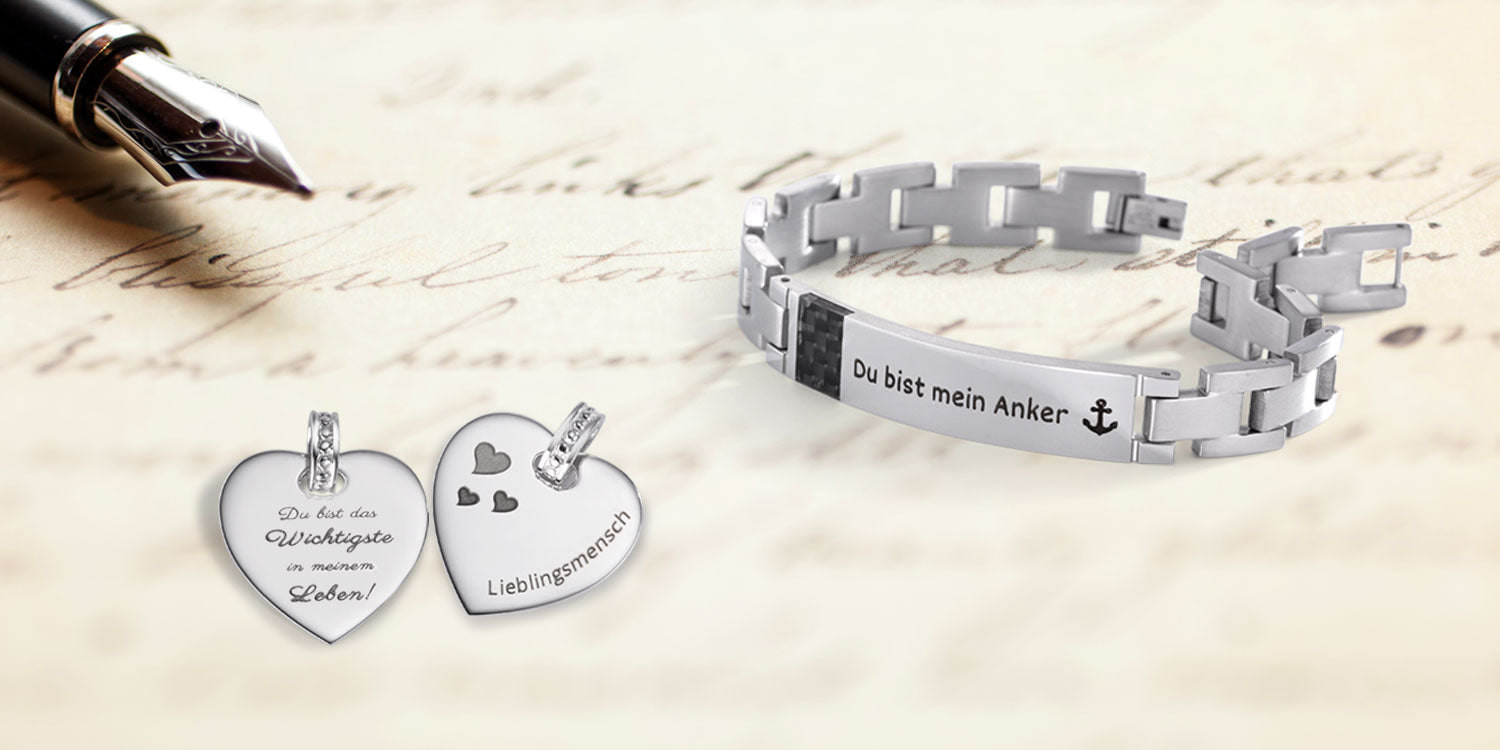 Silbernes Armband mit Gravur 'Du bist mein Anker' und zwei Herzanhänger mit romantischen Botschaften auf handgeschriebenem Brief